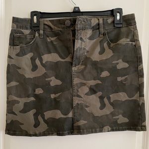NWOT! Size 9/29 Celebrity Pink Camo Skirt